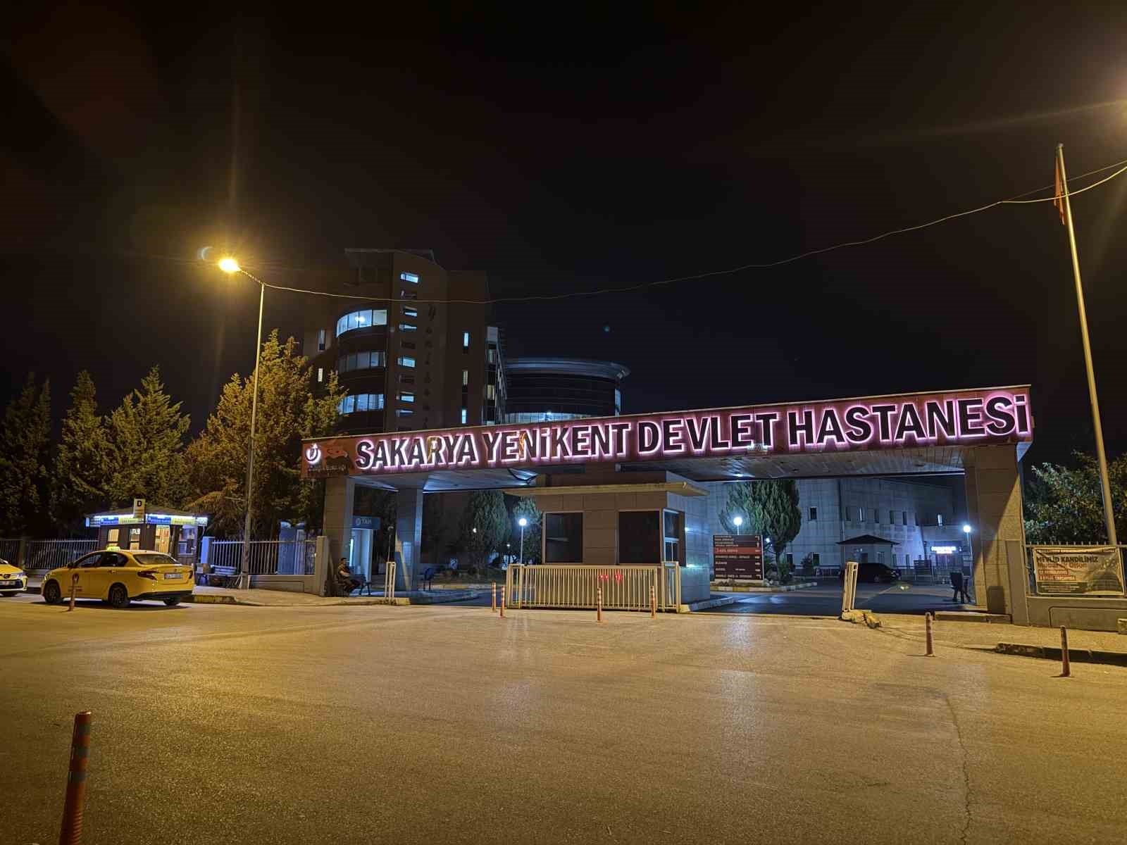 Eşini hastanede silahla vurarak ağır yaraladı