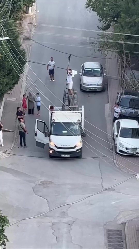 Tele takılarak mahsur kalan güvercini böyle kurtardılar