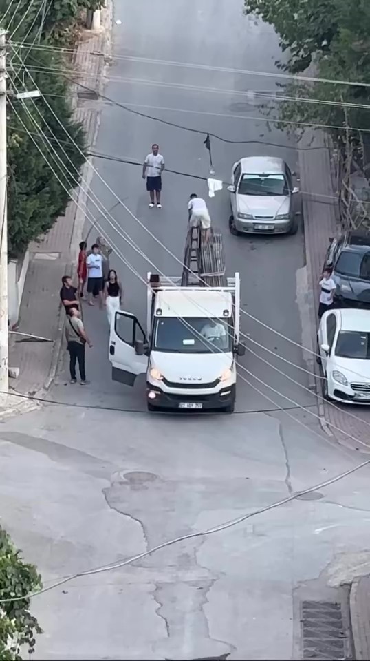 Tele takılarak mahsur kalan g&uuml;vercini b&ouml;yle kurtardılar
