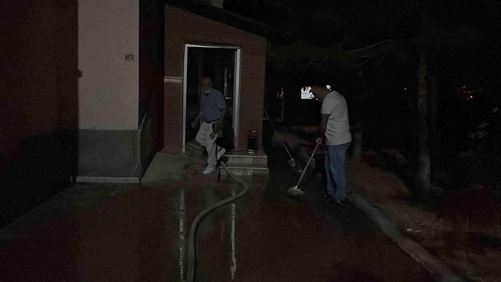 Sivas’ta ana hat su borusu patladı, belediye ekipleri müdahale etti