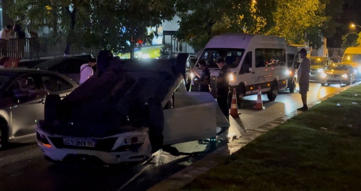 Esenyurt’ta sürücüsünün direksiyon hakimiyetini kaybettiği otomobil takla attı
