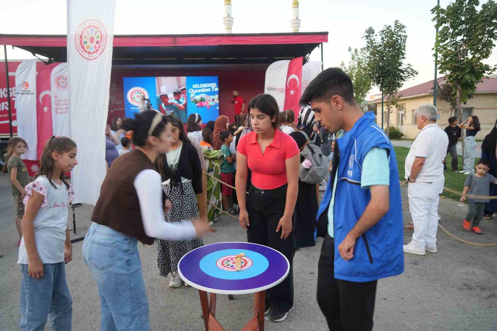Geleneksel Oyunlar Tırı Muş&rsquo;ta &ccedil;ocuklarla buluştu
