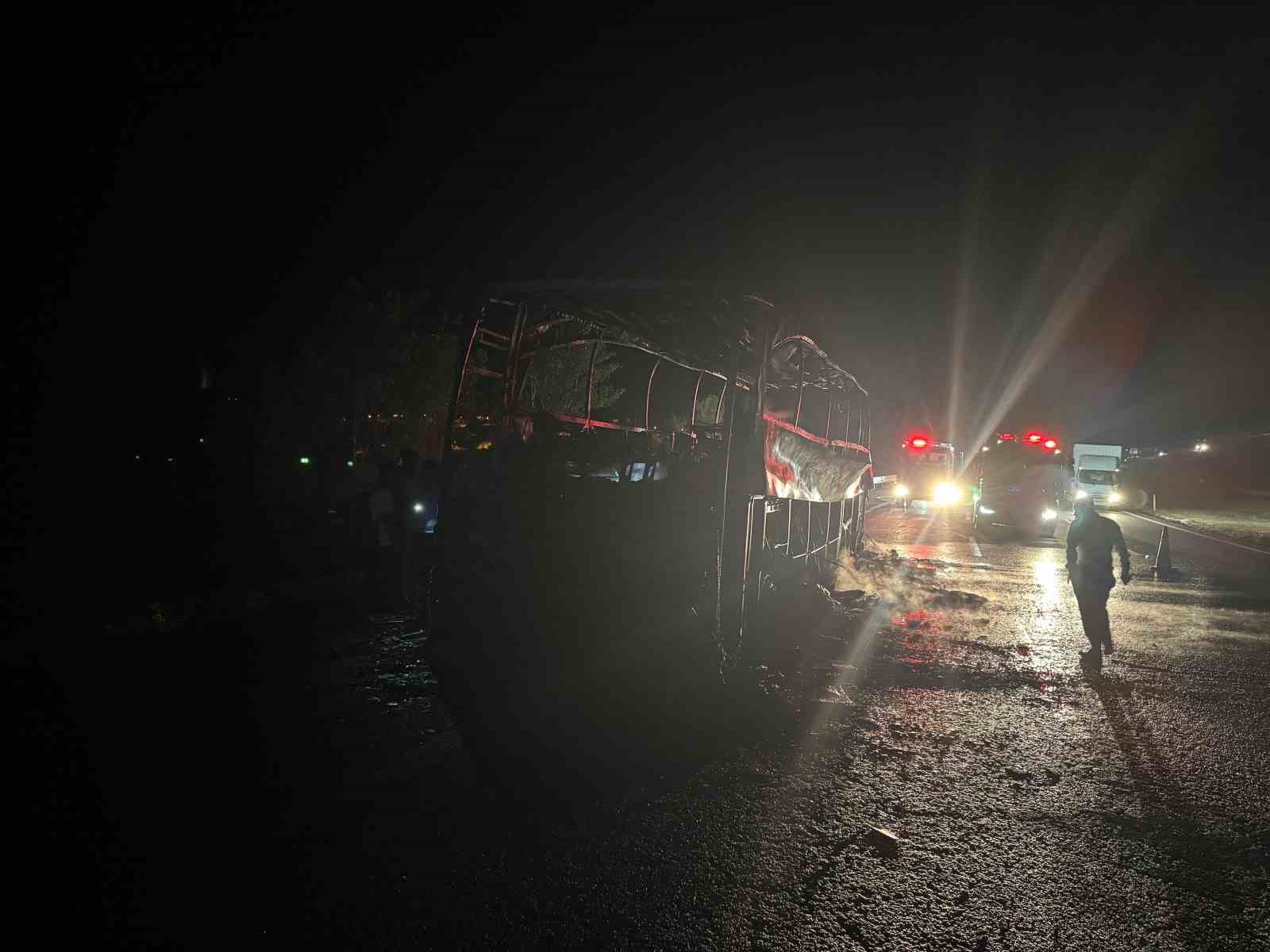 Ankara’da seyir halindeki otobüs yanarak kullanılamaz hale geldi