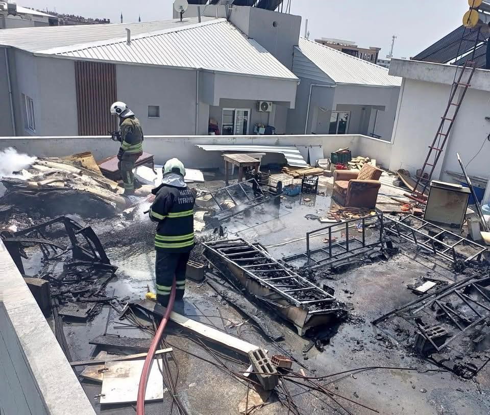 Dörtyol’da binanın çatı katında yangın çıktı