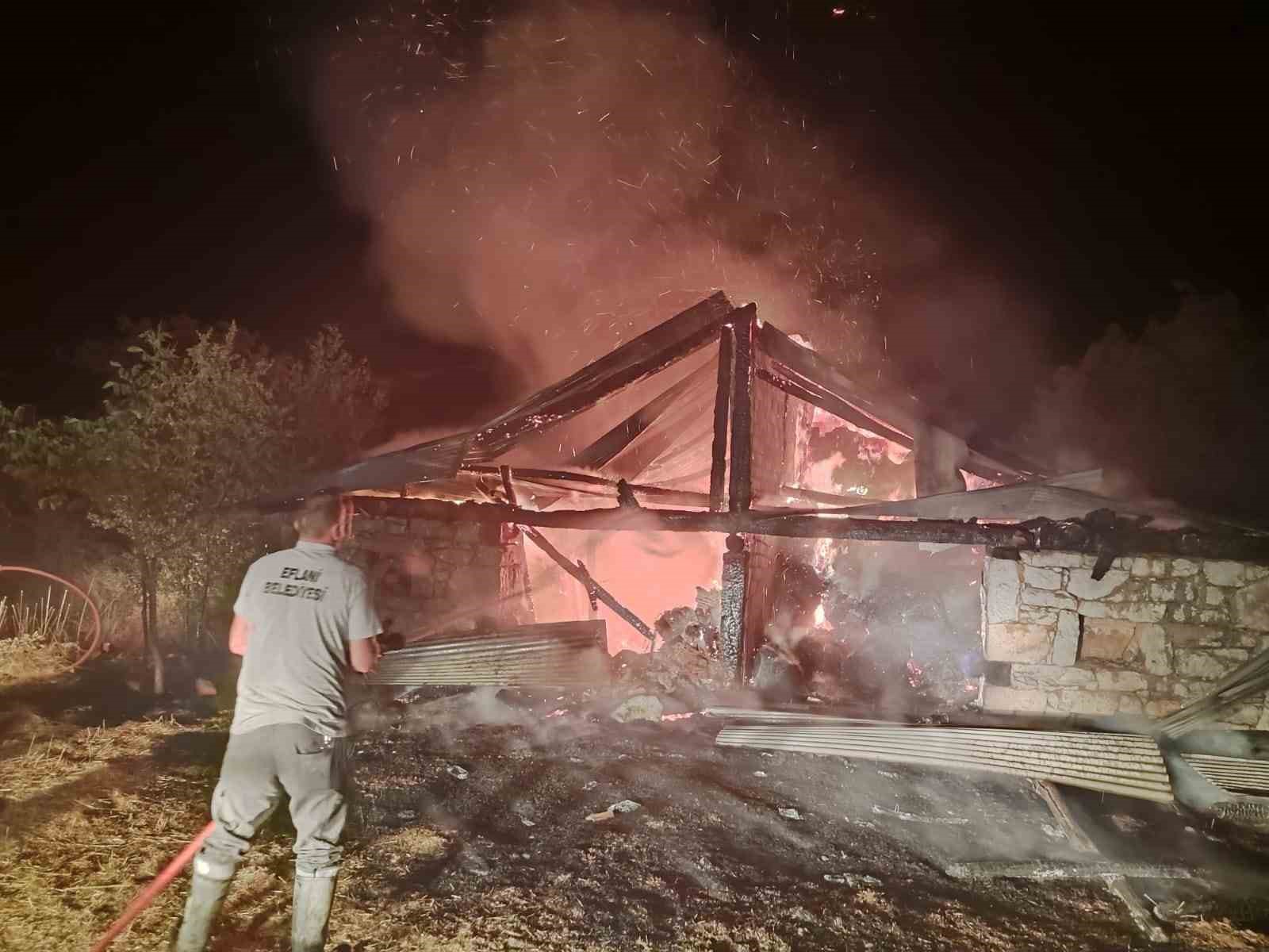 Samanlık yangında kül oldu