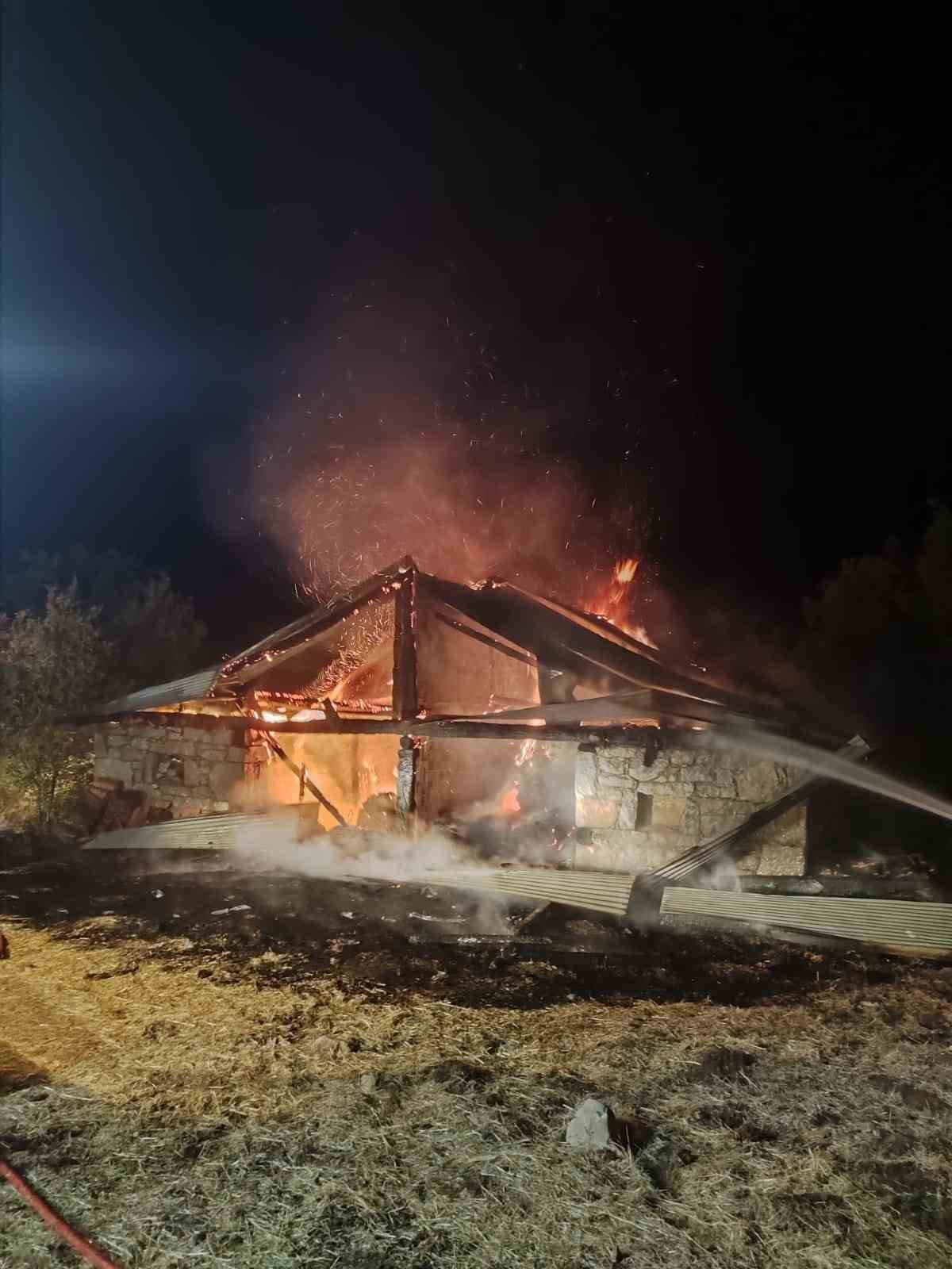 Samanlık yangında k&uuml;l oldu
