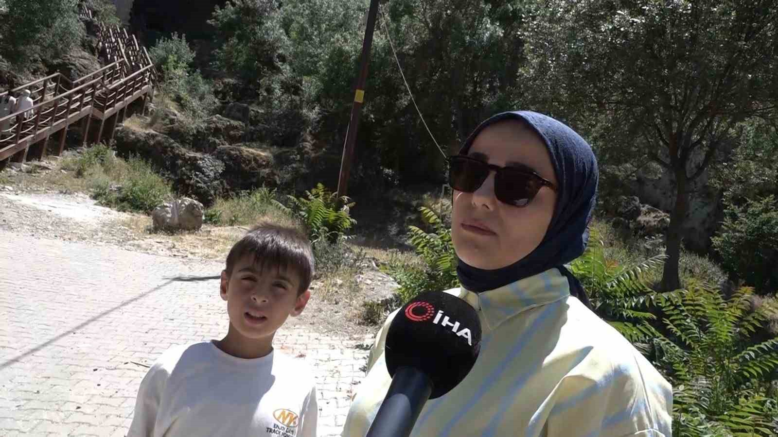 Mağaraları g&ouml;rebilmek i&ccedil;in y&uuml;zlerce basamak &ccedil;ıkıyorlar
