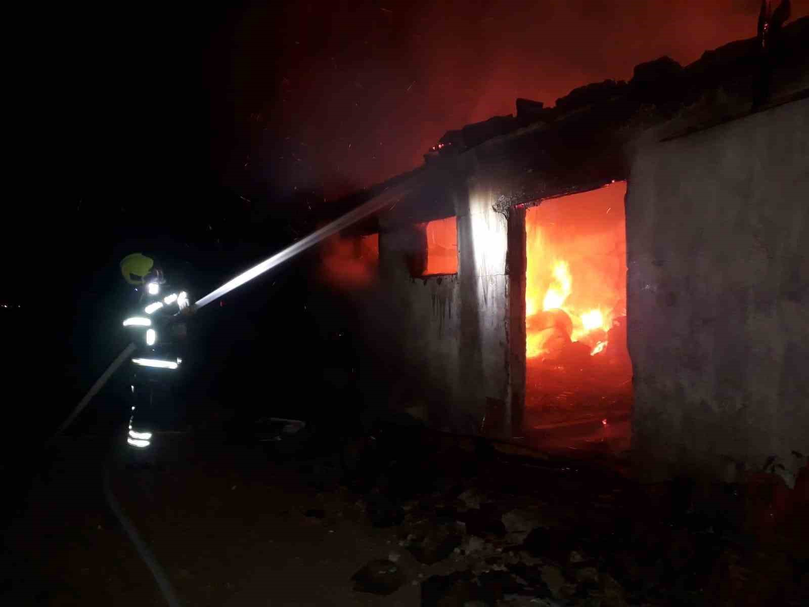 Savaştepe’de çıkan dam yangına ekipler müdahale etti