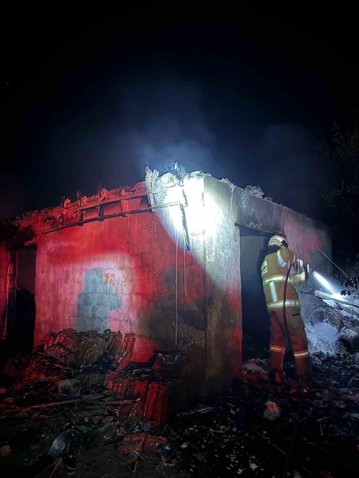 Savaştepe&rsquo;de &ccedil;ıkan dam yangına ekipler m&uuml;dahale etti
