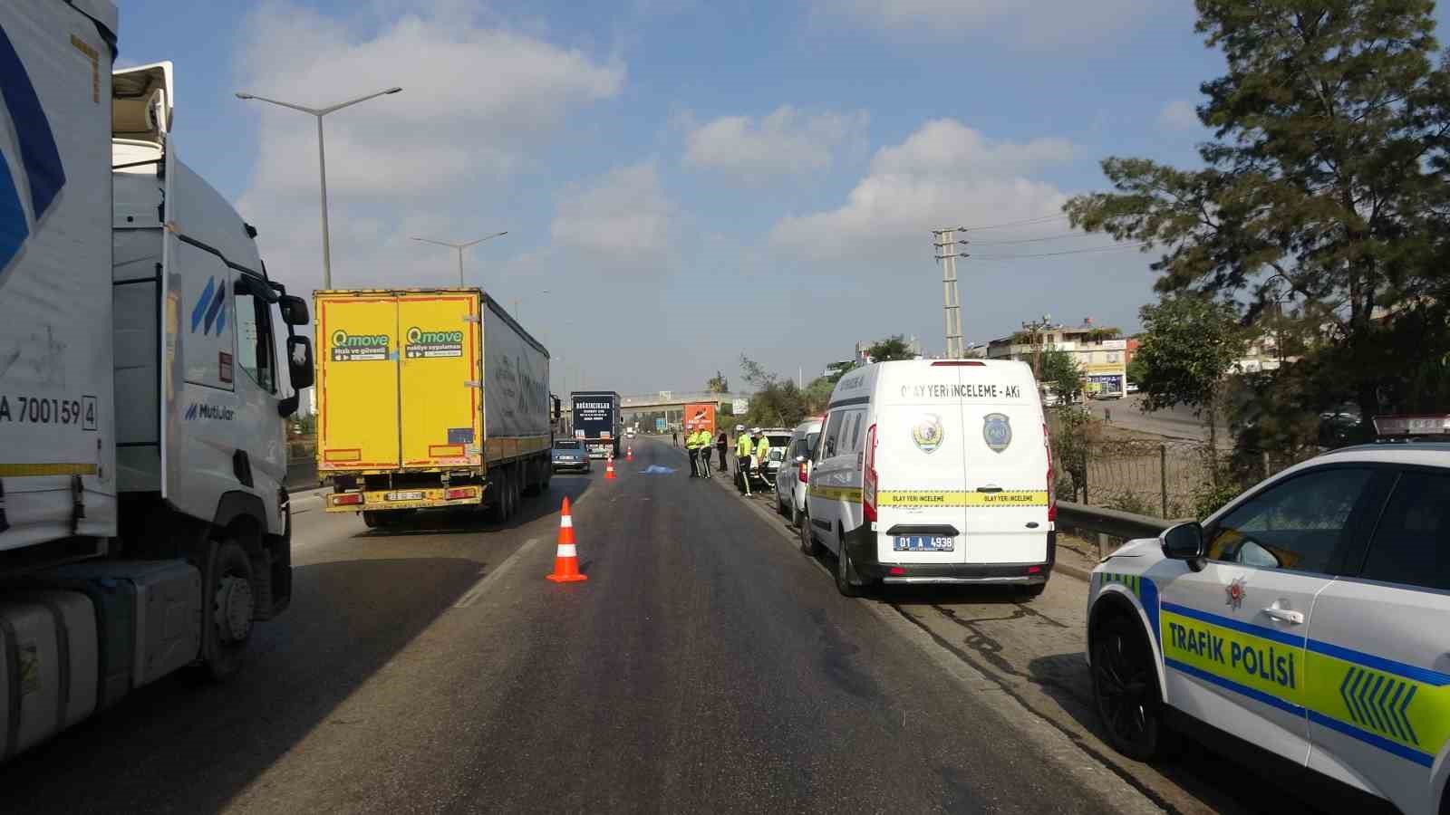 Otoyolda tırın çarptığı şahıs öldü