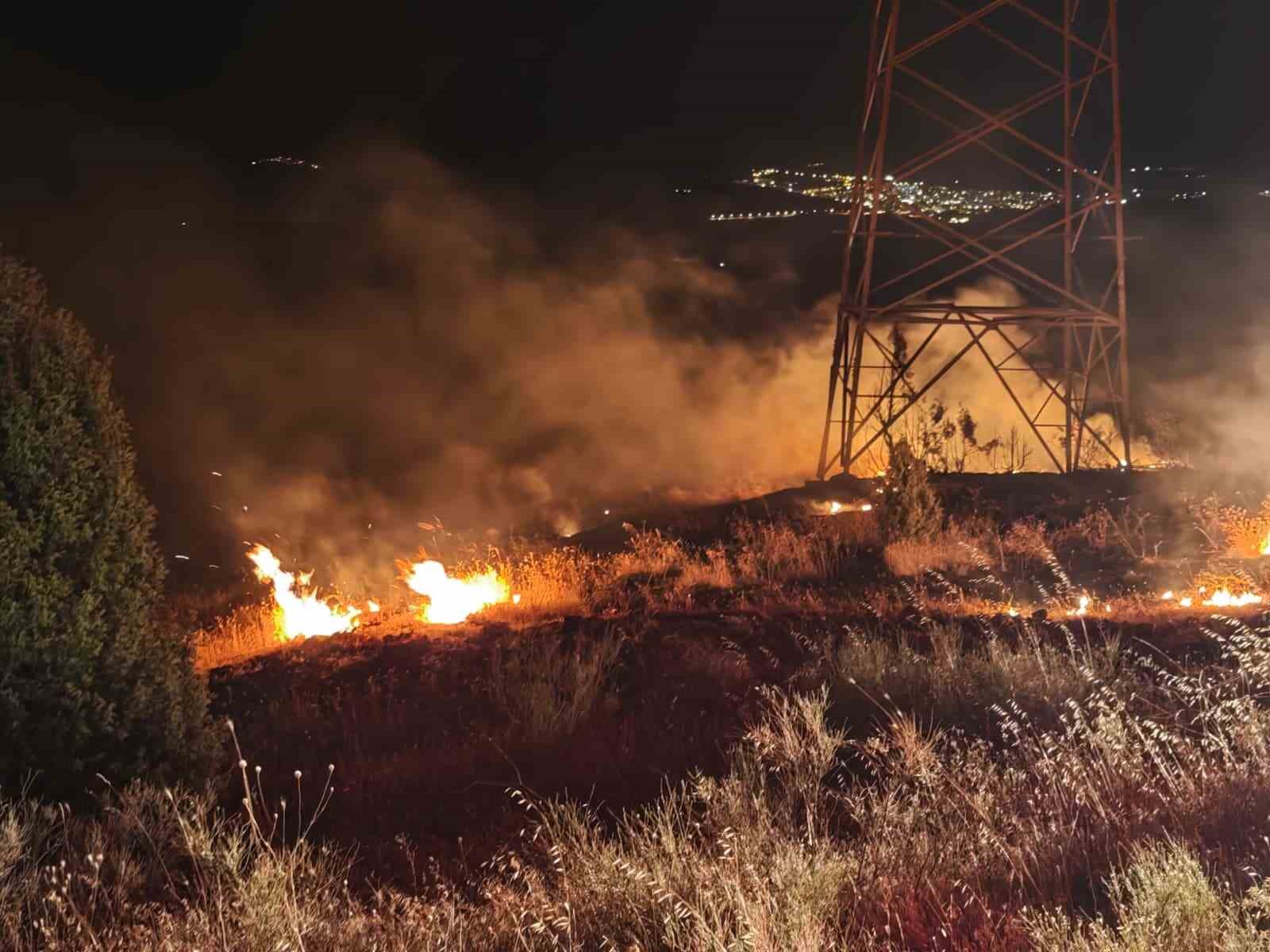 Yüksek gerilim hattı altında çıkan yangın korkuttu