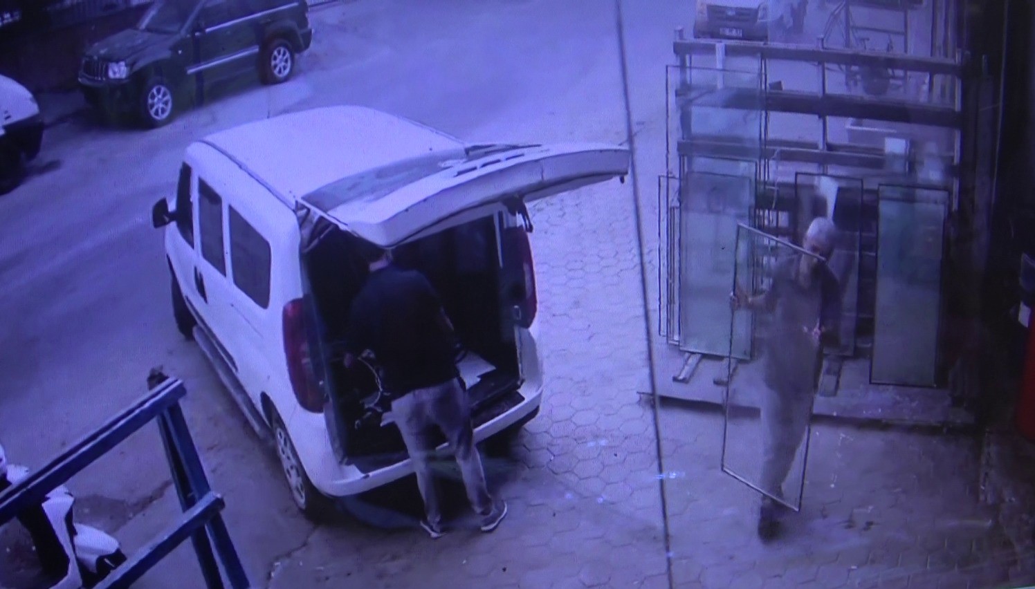 5 bin liralık cam aldı parasını &ouml;demeden gitti
