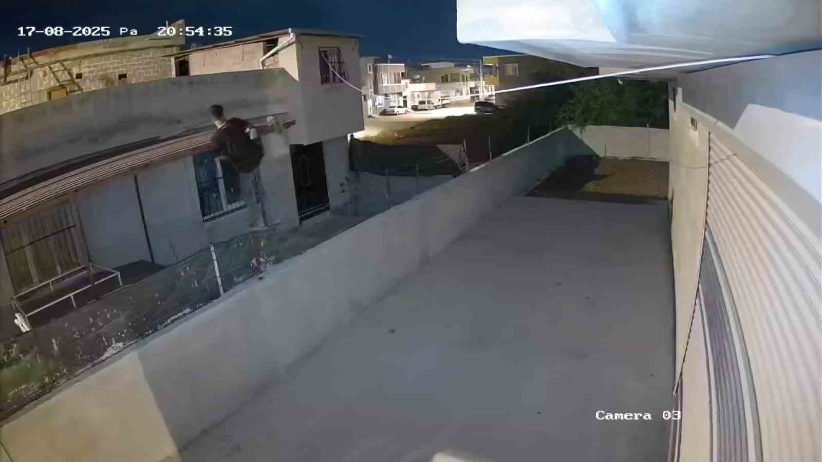 Çatıdan tırmanıp hırsızlık yaptı, yakalanınca "Hatırlamıyorum" dedi