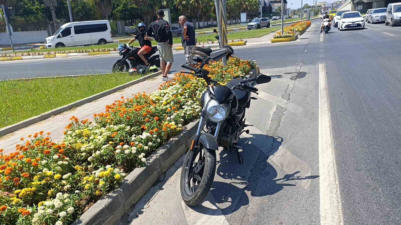 Manavgat&rsquo;ta motosikletler &ccedil;arpıştı: 1 yaralı
