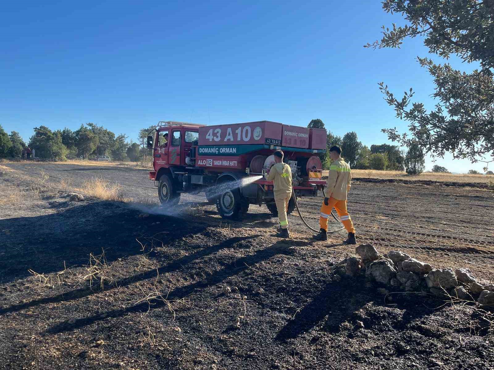 Anız yangını ormana sı&ccedil;ramadan s&ouml;nd&uuml;r&uuml;ld&uuml;
