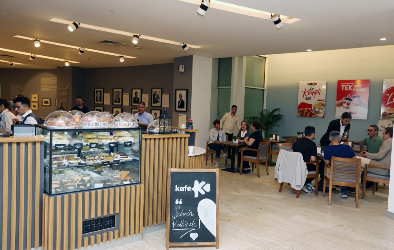 K&uuml;&ccedil;&uuml;k&ccedil;ekmece Belediyesi  Ana Hizmet Binasına yeni sosyal alan: Kafe K hizmete a&ccedil;ıldı
