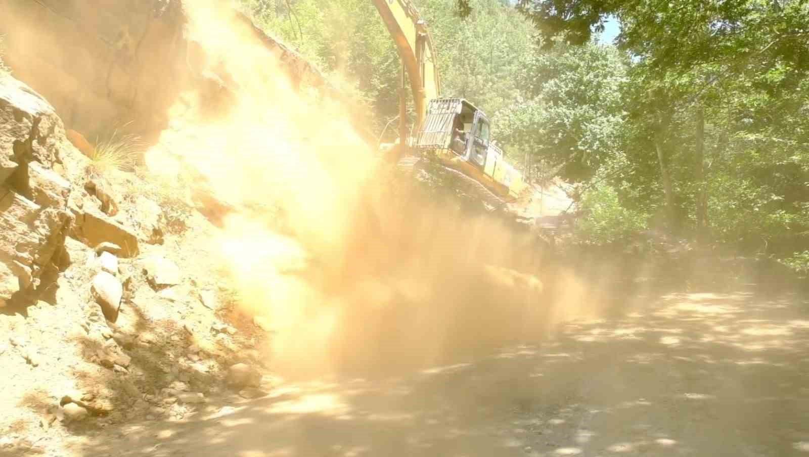 Feke&rsquo;de 75 yıl sonra genişletilen yollar ormanın g&uuml;zelliğini ortaya &ccedil;ıkardı
