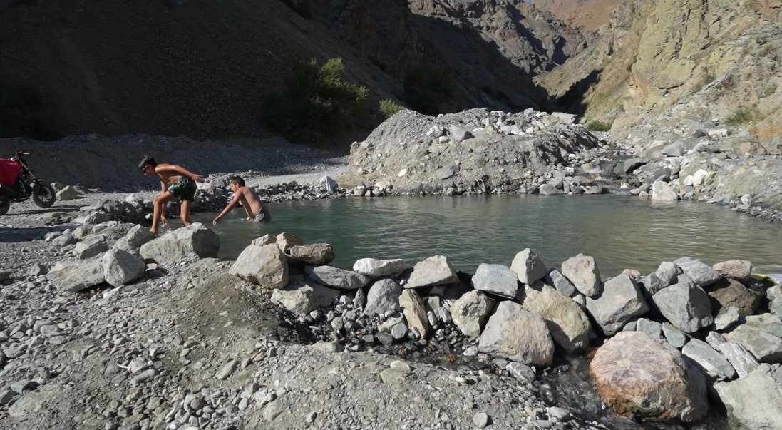 Erzincan&rsquo;da &ccedil;ocuklar hem serinliyor hem de eğleniyor!
