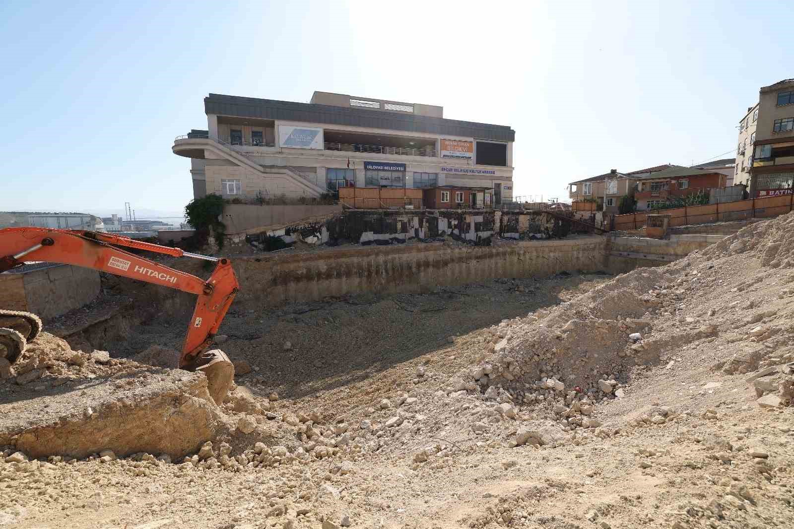 Dilovası Kent Meydanı’nda çalışmalar sürüyor