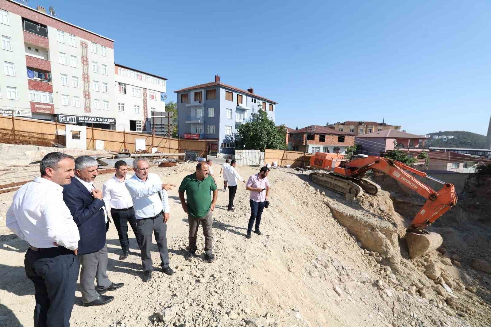 Dilovası Kent Meydanı&rsquo;nda &ccedil;alışmalar s&uuml;r&uuml;yor
