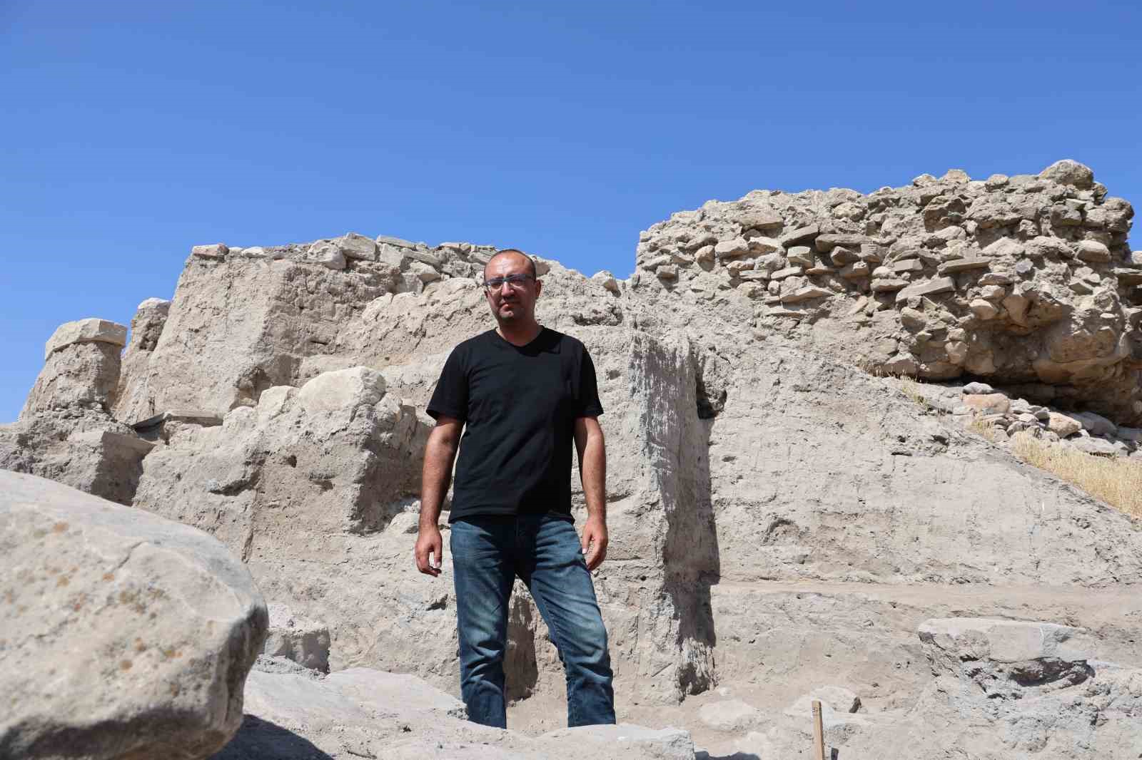 Tadım Kalesi&rsquo;nde &rsquo;Roma kral veya soylu yolu&rsquo; keşfedildi
