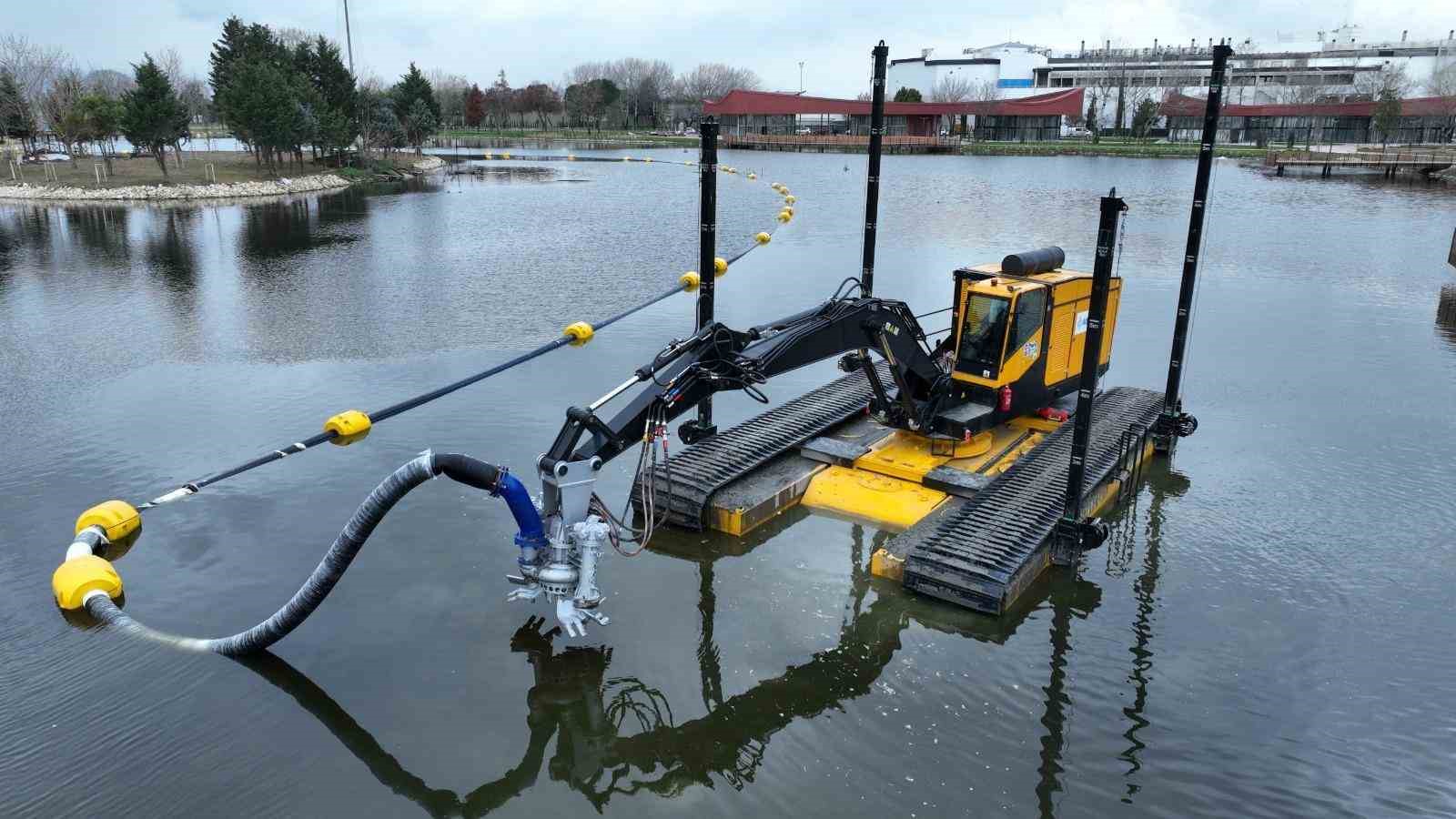 Kalp şeklindeki g&ouml;lden 20 bin ton &ccedil;amur &ccedil;ıkarıldı
