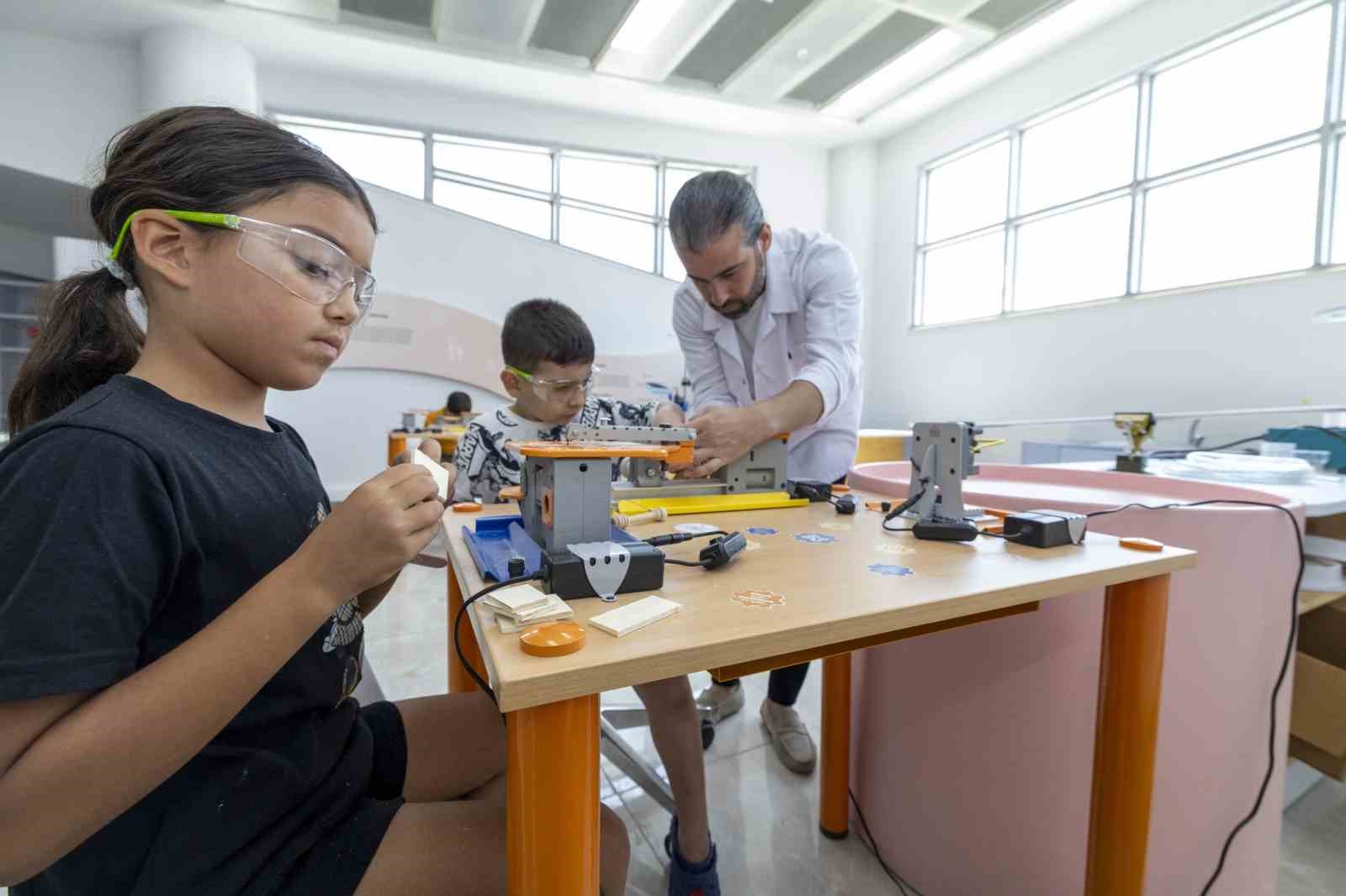 Mercan Bilim Merkezi’nde yaz tatili bilimle geçiyor