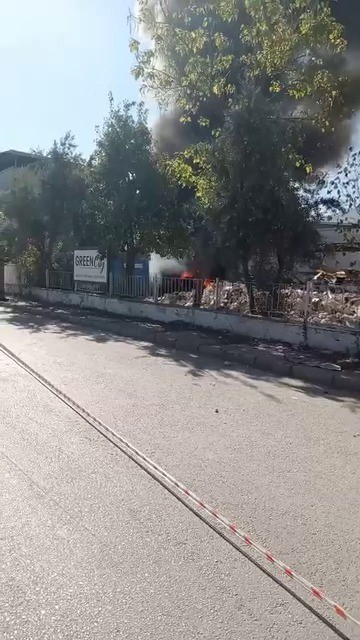 Bir kıvılcım yıkımı süren fabrikayı küle çevirdi