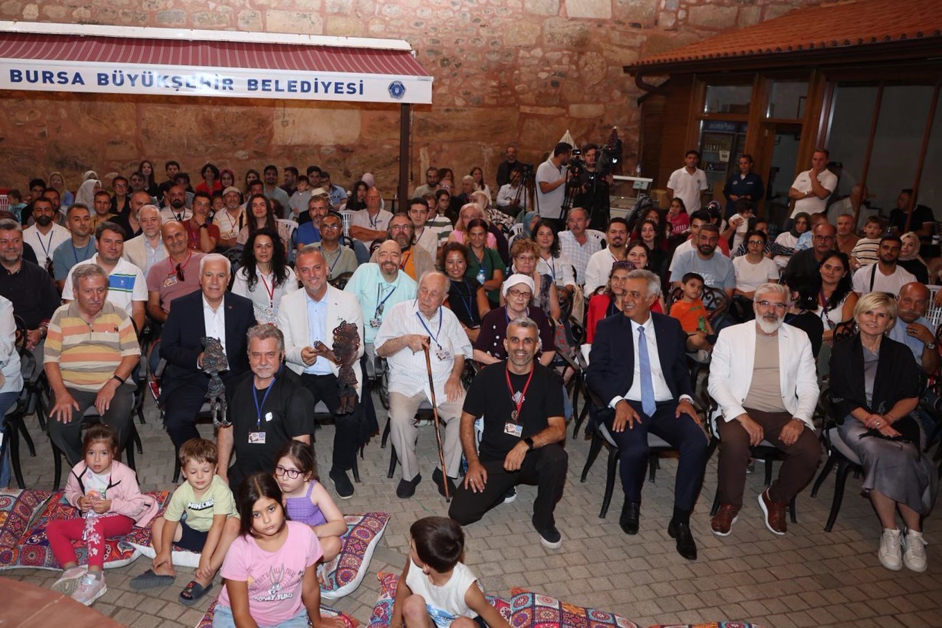 Karag&ouml;z, doğduğu şehirde yaşıyor
