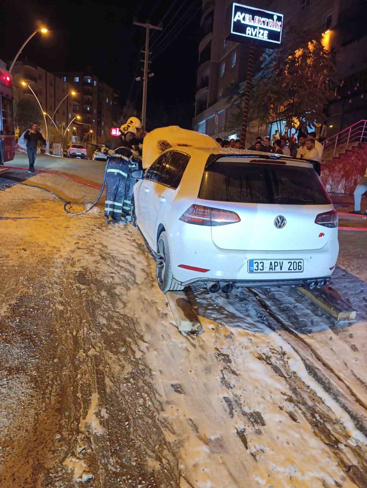 Mardin&rsquo;de seyir halindeki otomobil alev aldı
