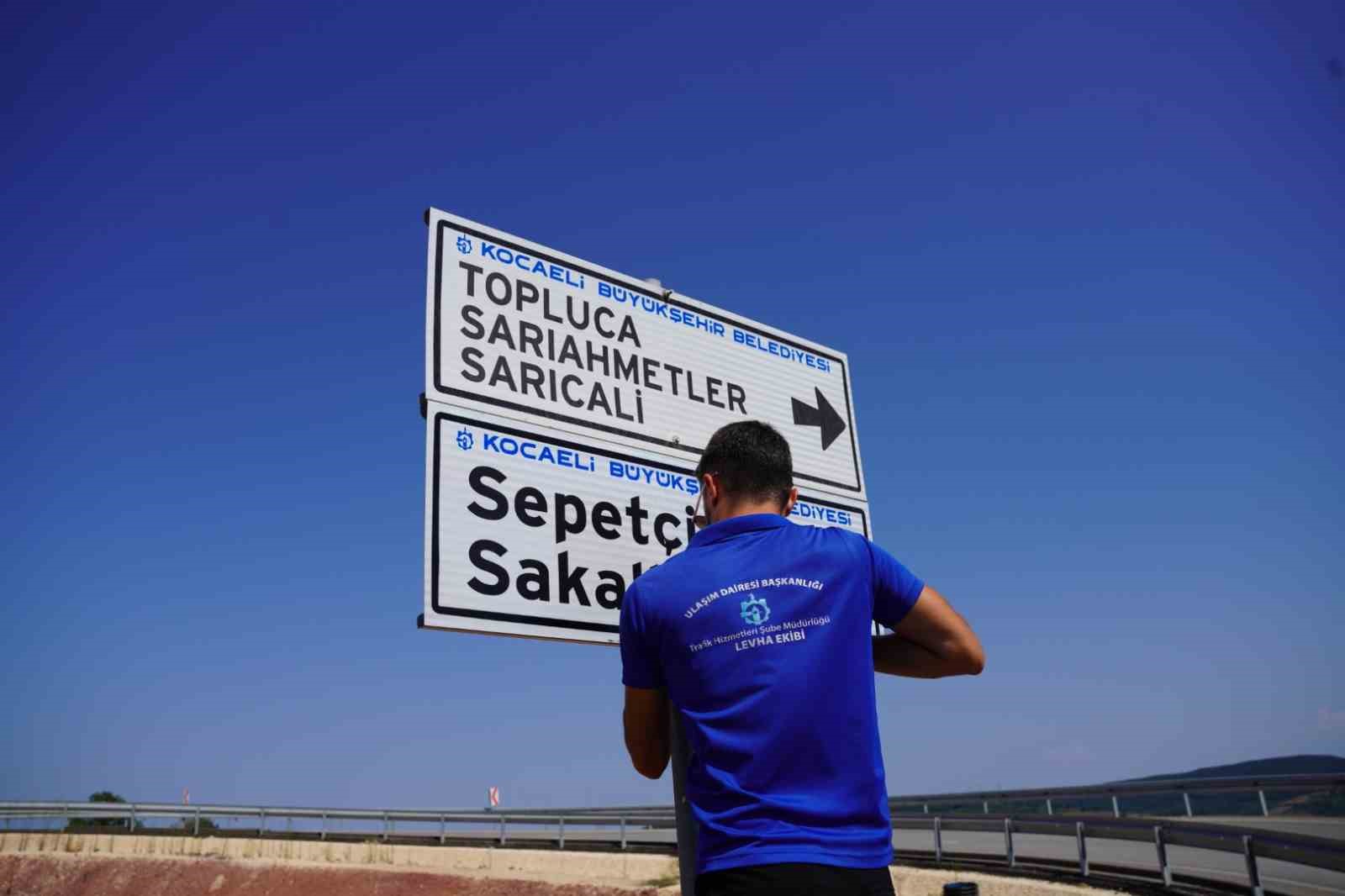 Kırsal ulaşımda levhalar yenileniyor