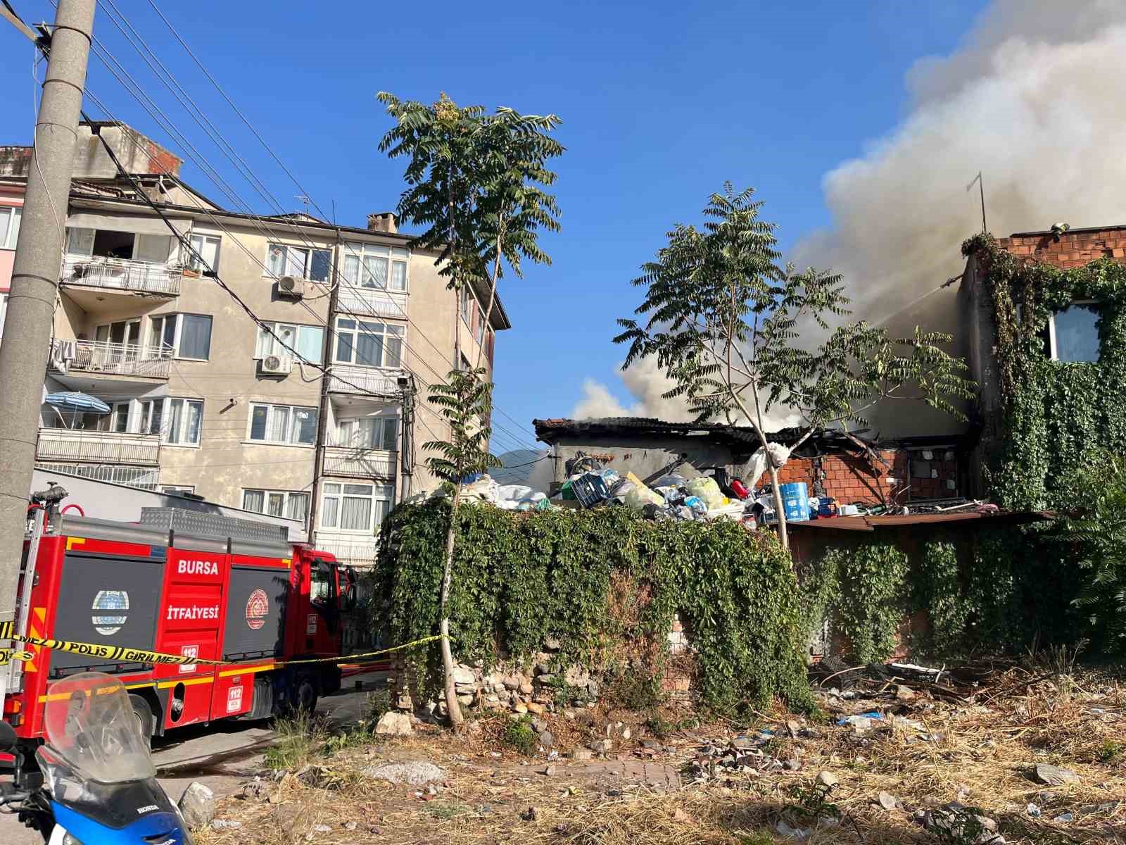 Bursa&rsquo;da müstakil ev küle döndü, dumanlar kentin birçok noktasından görüldü
