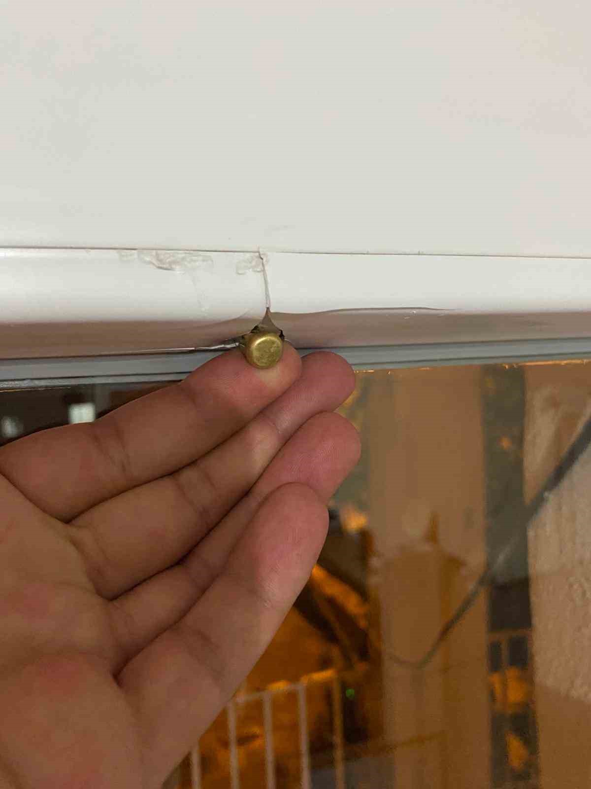 Magandanın silahından çıkan mermi pencereyi delip içeri girdi