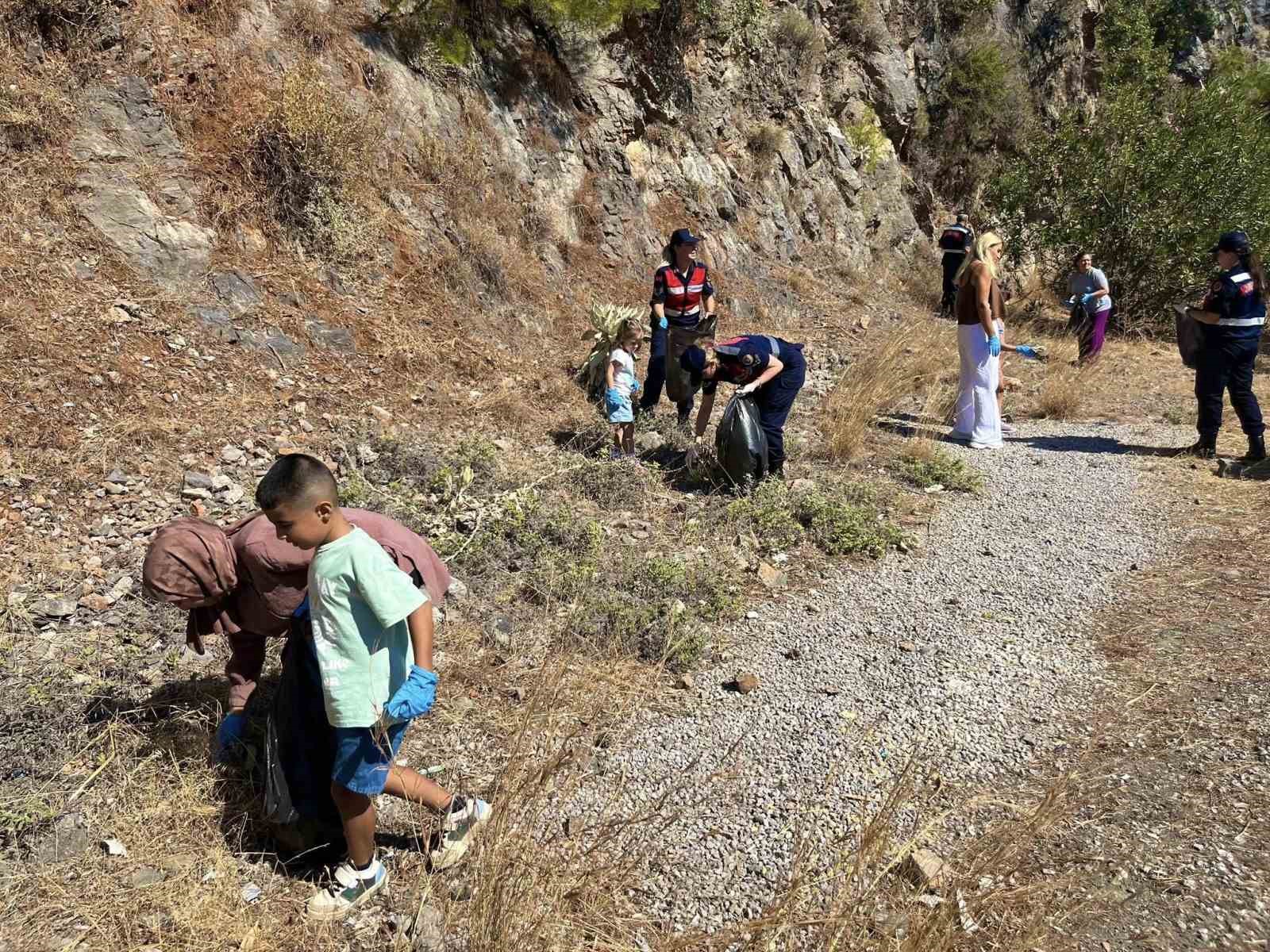 Kaymakam, jandarma ve &ccedil;evre g&ouml;n&uuml;ll&uuml;leri el ele verdi Sulungur G&ouml;l&uuml; &ccedil;evresi pırıl pırıl oldu
