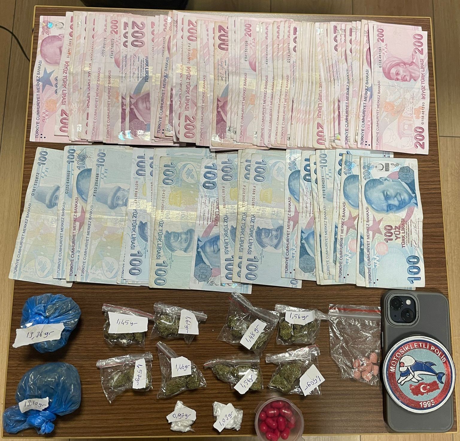 Esenyurt’ta polis ekipleri, otomobil torpidosuna zulalanmış uyuşturucu ele geçirdi