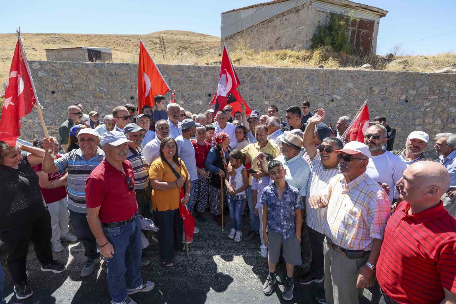 &Ouml;zg&uuml;r &Ouml;zel Divriği Ulu Camii&rsquo;de Cuma Namazı kıldı
