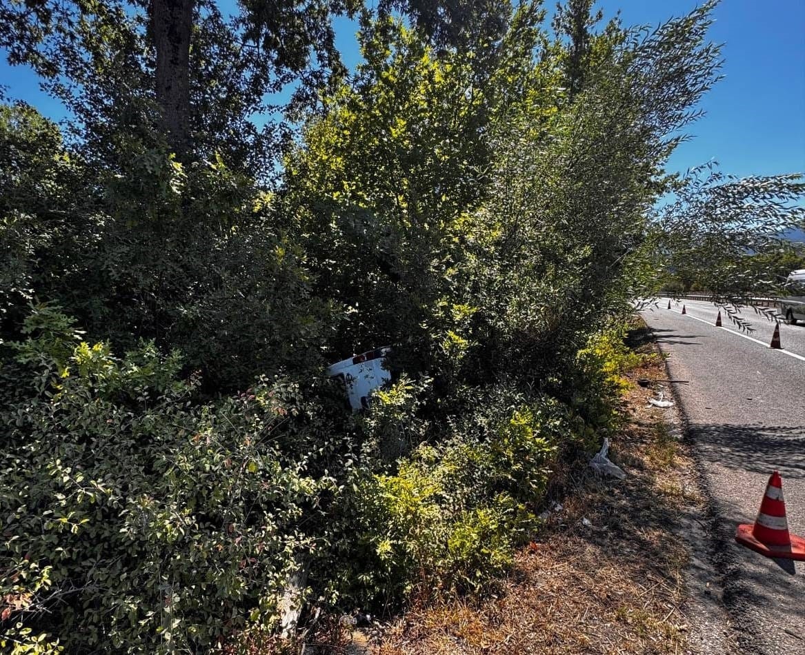 Bursa’da kontrolden çıkan minibüs şarampole yuvarlandı: 1 yaralı