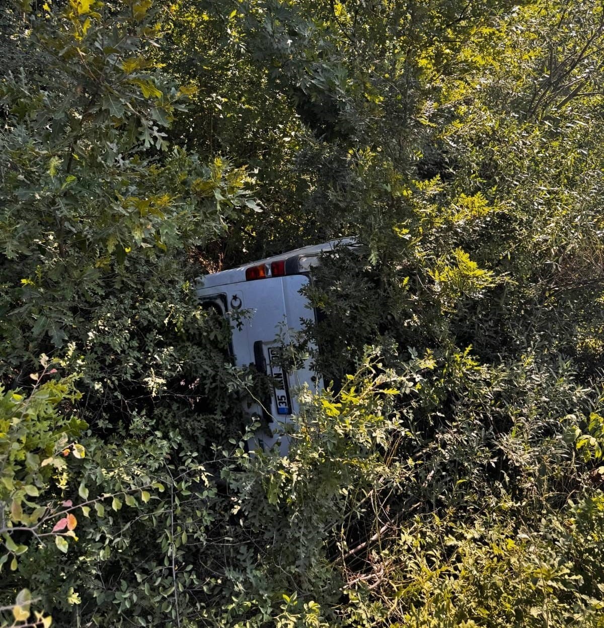 Bursa&rsquo;da kontrolden &ccedil;ıkan minib&uuml;s şarampole yuvarlandı: 1 yaralı
