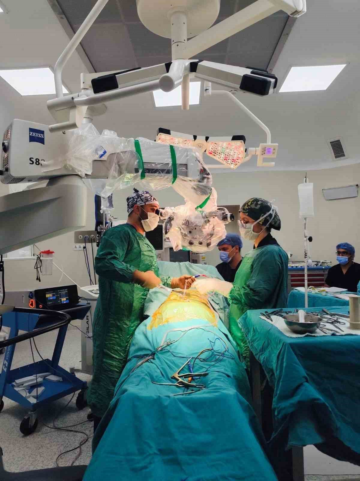 Bayburt’ta ilk kez yapılan boyun omuru operasyonu başarıyla gerçekleştirildi