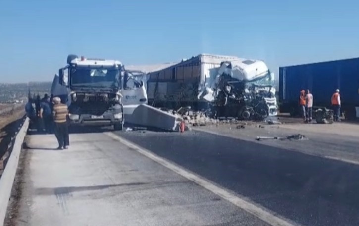 TAG Otoyolu’nda 2 tır çarpıştı: 2 yaralı