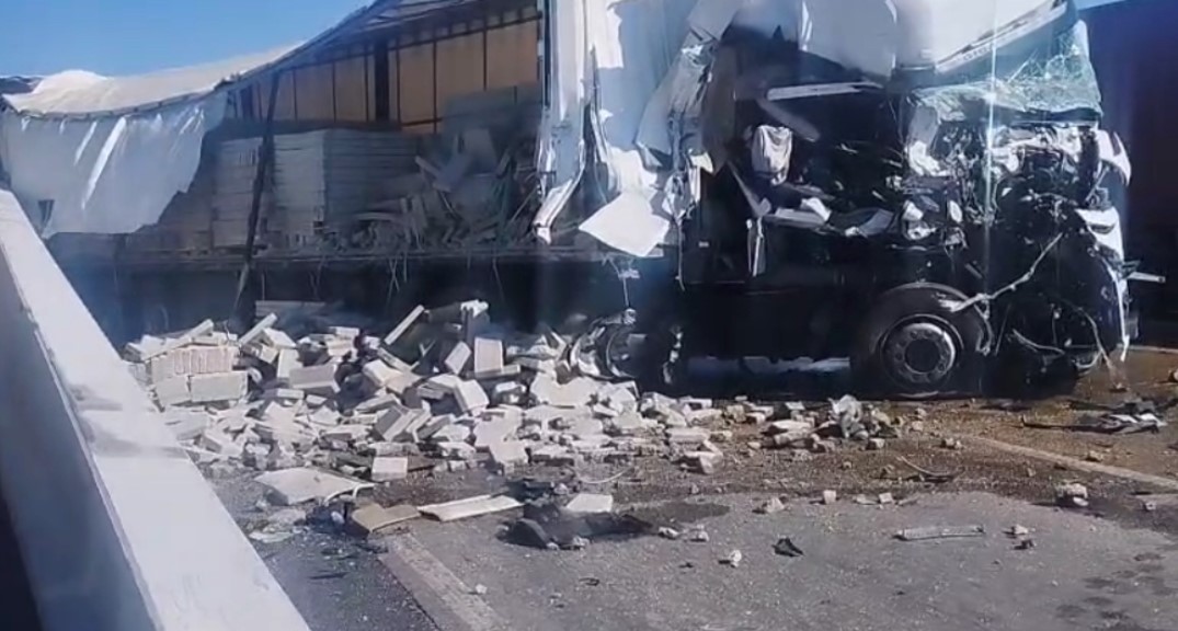 TAG Otoyolu&rsquo;nda 2 tır &ccedil;arpıştı: 2 yaralı
