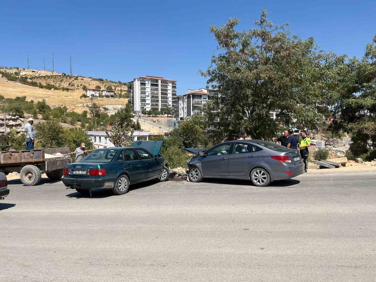 Besni’de 2 otomobil kafa kafaya çarpıştı: 2 yaralı