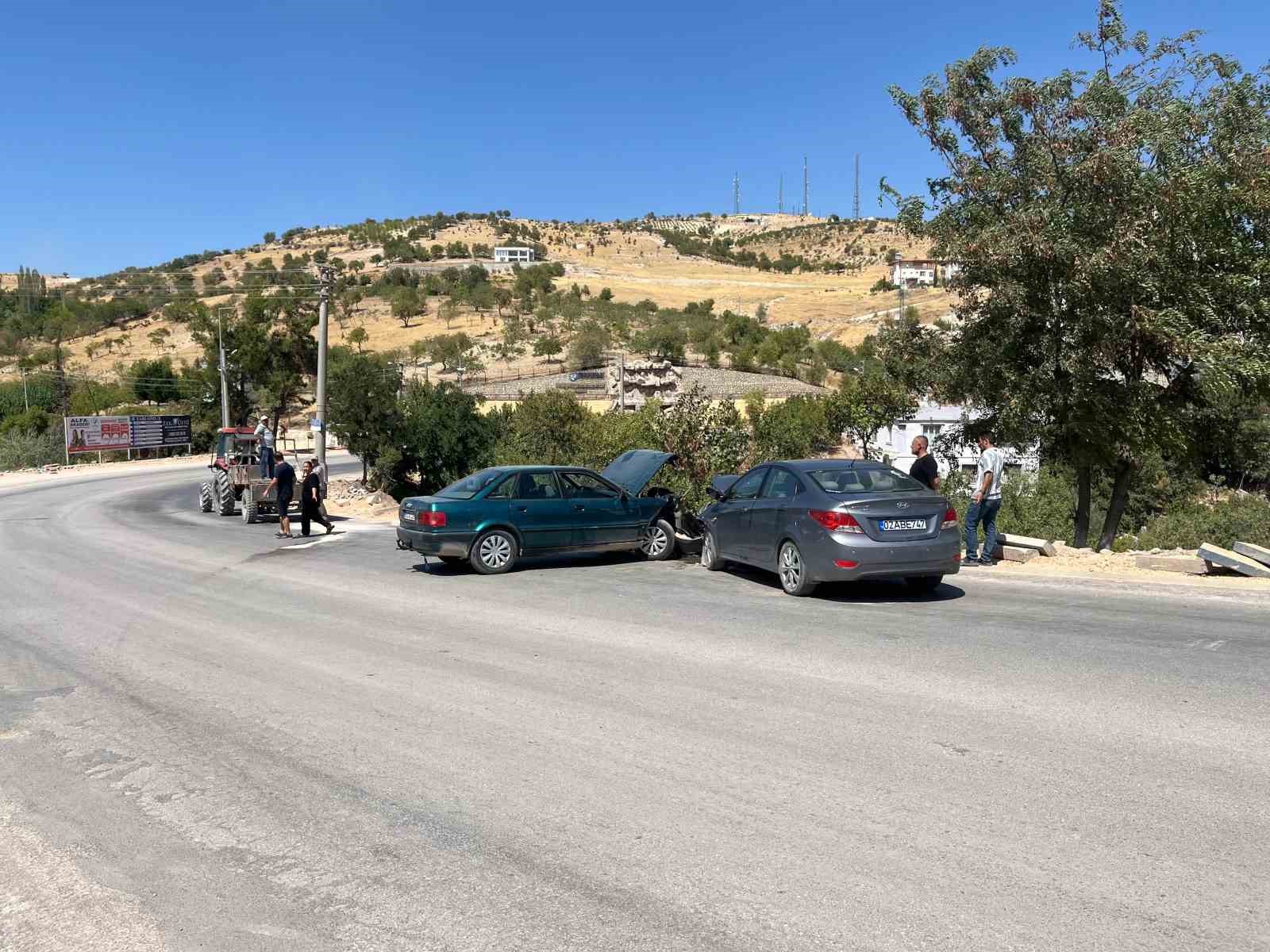 Besni&rsquo;de 2 otomobil kafa kafaya &ccedil;arpıştı: 2 yaralı
