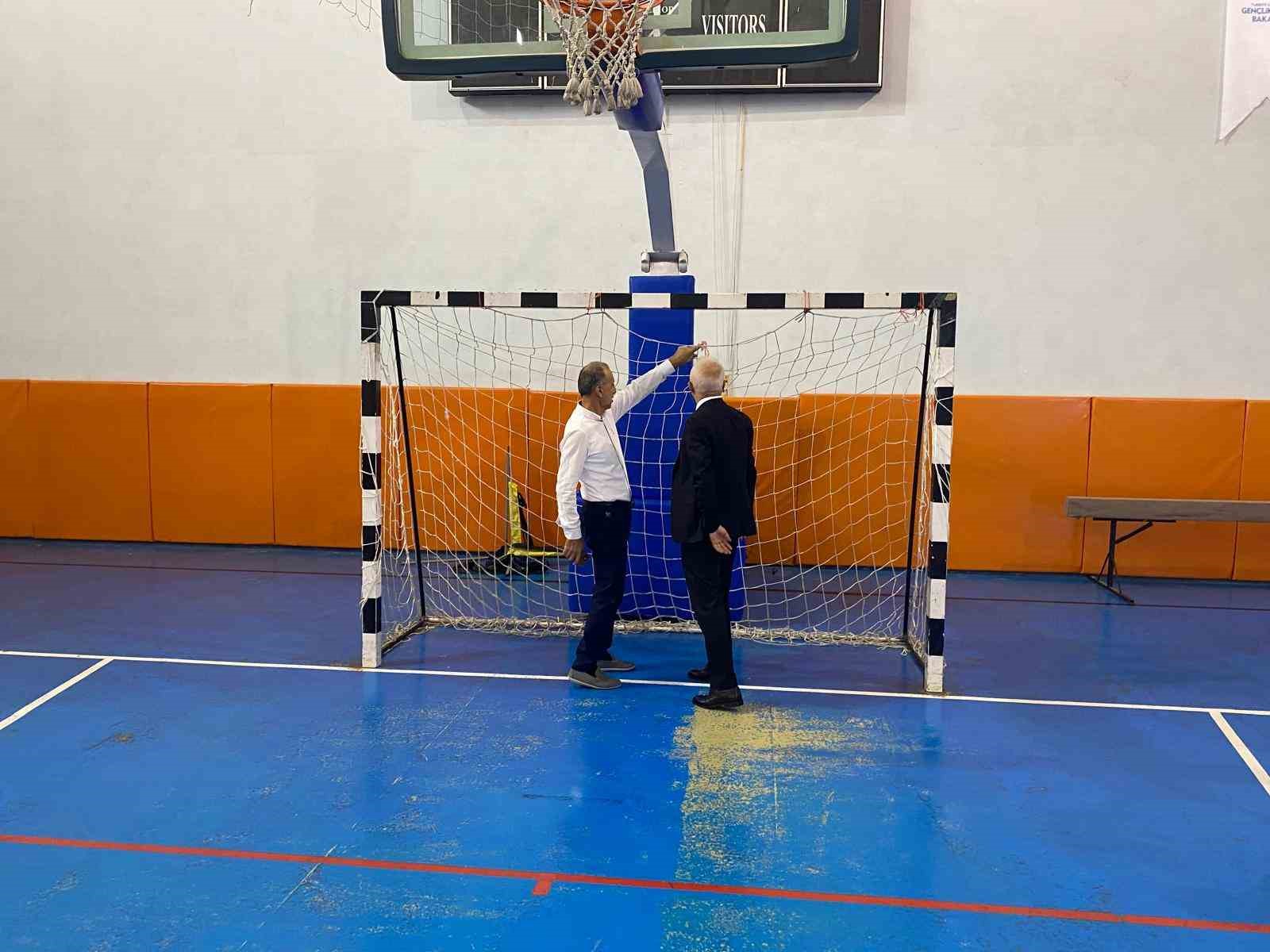 Gen&ccedil;lik ve Spor İl M&uuml;d&uuml;r&uuml; Arslant&uuml;rk spor alanlarını inceledi
