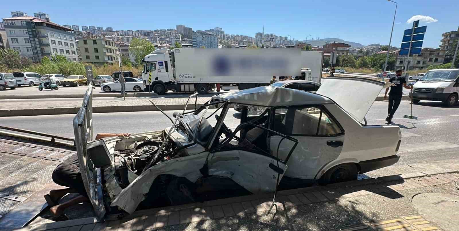 Kazaya karışan Tofaş otomobil hurdaya d&ouml;nd&uuml;: 1&rsquo;i ağır 2 yaralı
