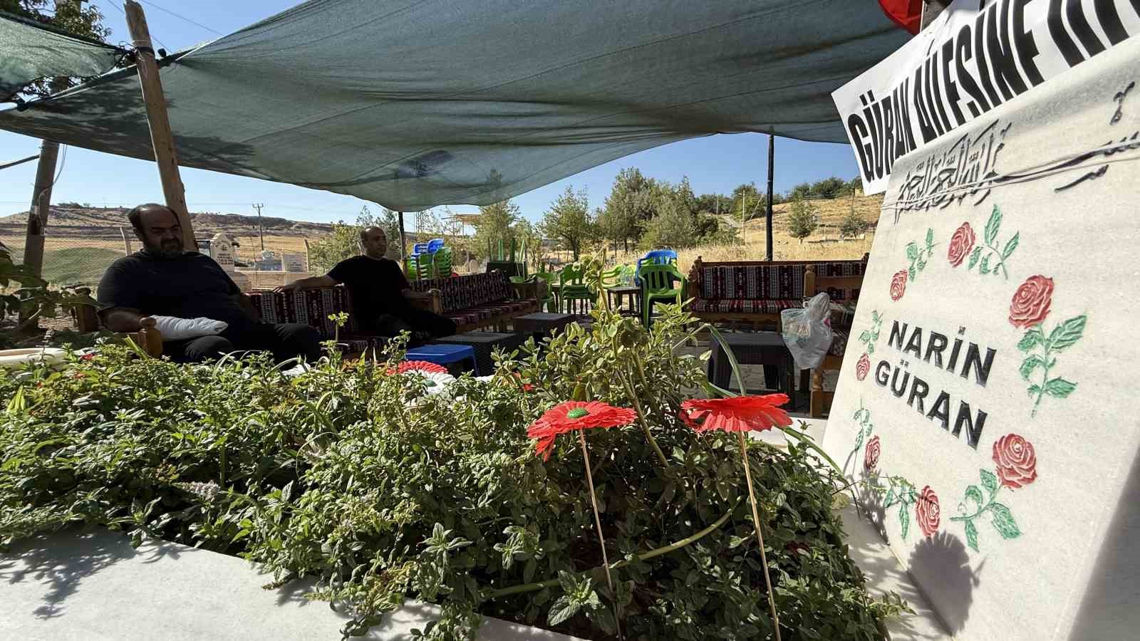 Narin&rsquo;in &ouml;l&uuml;m yıl d&ouml;n&uuml;m&uuml;n&uuml;n ardından mezarında sadece babası kaldı
