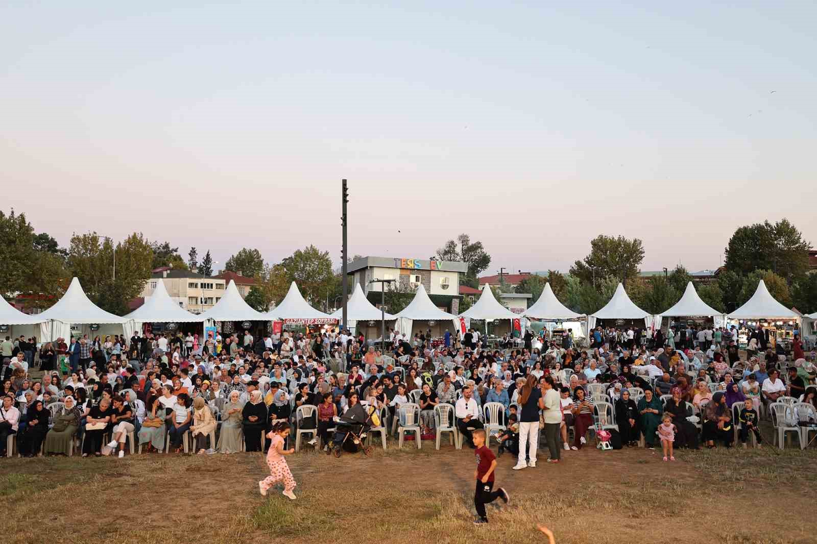 Sakarya’da Kafkas ve İç Anadolu’nun zengin kültürüyle şölen gibi akşam