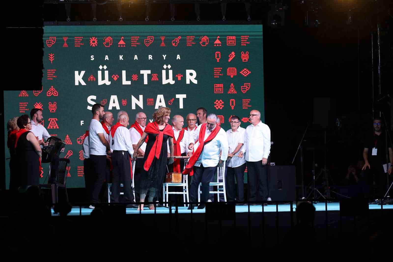 Sakarya&rsquo;da Kafkas ve İ&ccedil; Anadolu&rsquo;nun zengin k&uuml;lt&uuml;r&uuml;yle ş&ouml;len gibi akşam
