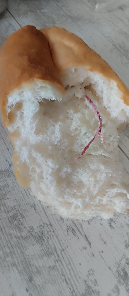 Elazığ’da ekmeğin içinden ip çıktı