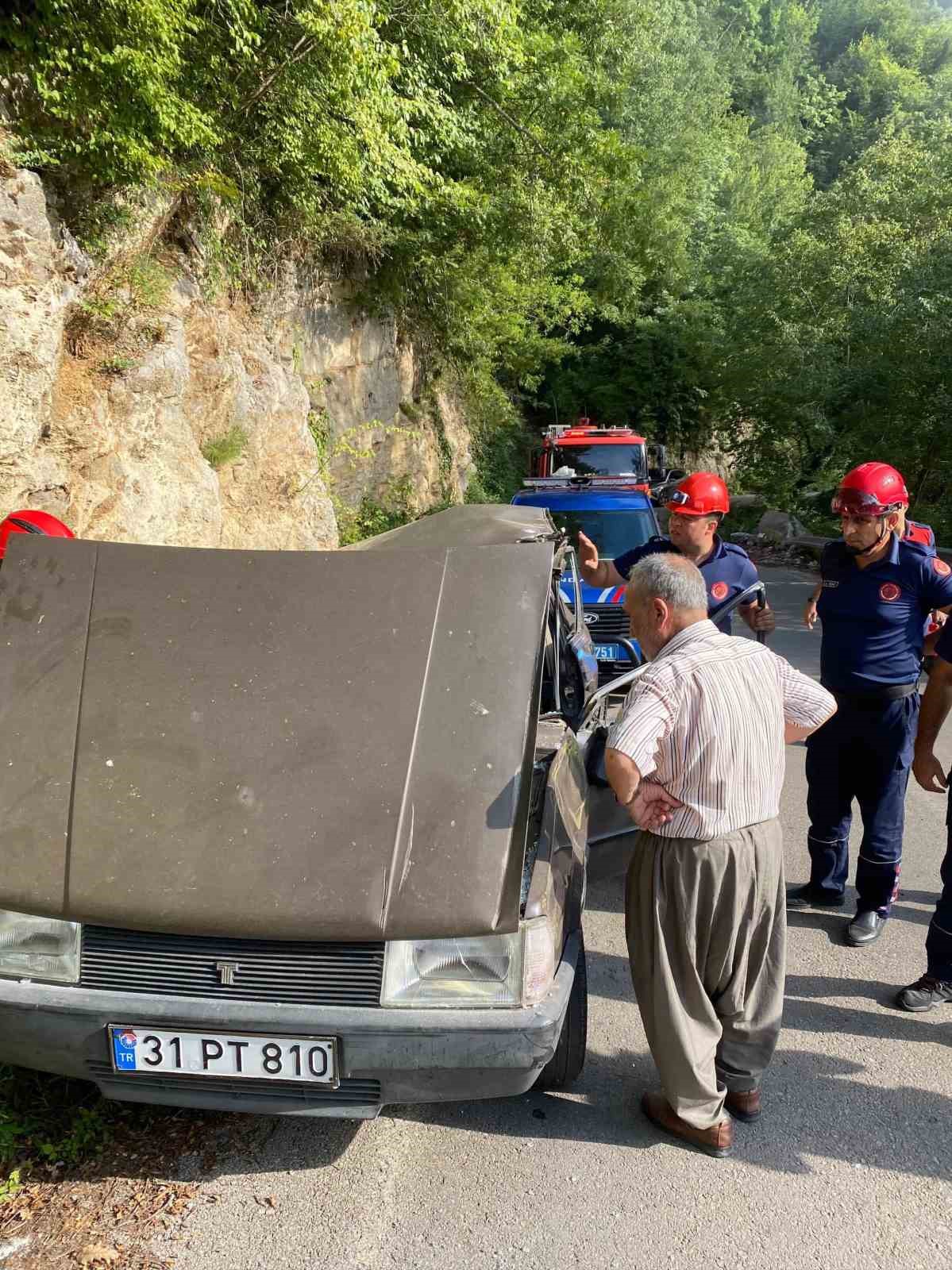 Hurdaya d&ouml;nen otomobildeki 2 kişi yaralandı
